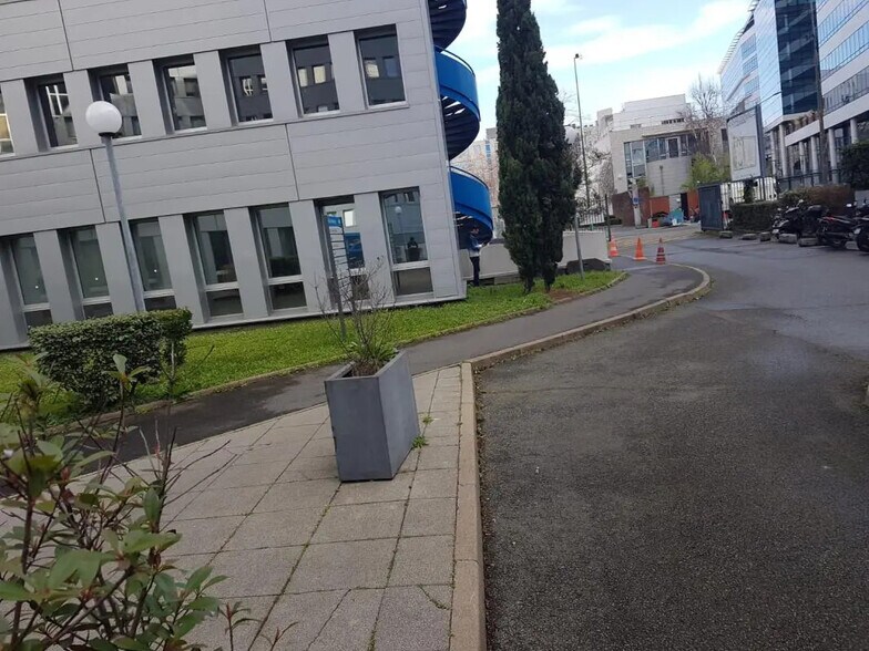 Office in Colombes for lease - Building Photo - Image 3 of 21