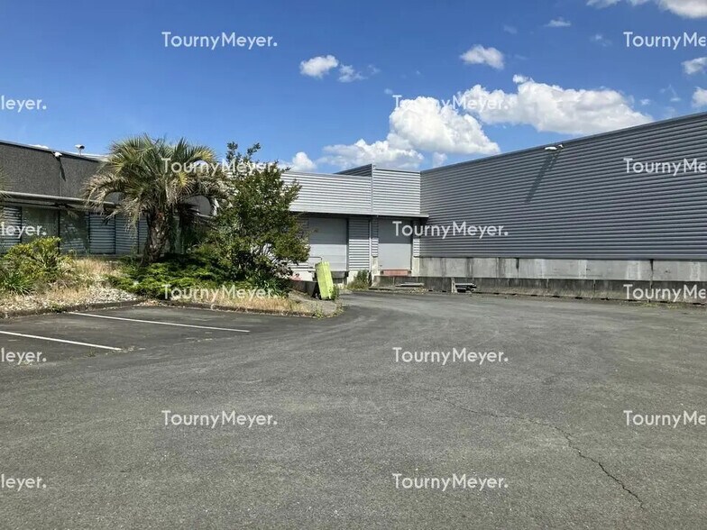 Flex in Le Haillan for lease - Building Photo - Image 2 of 11