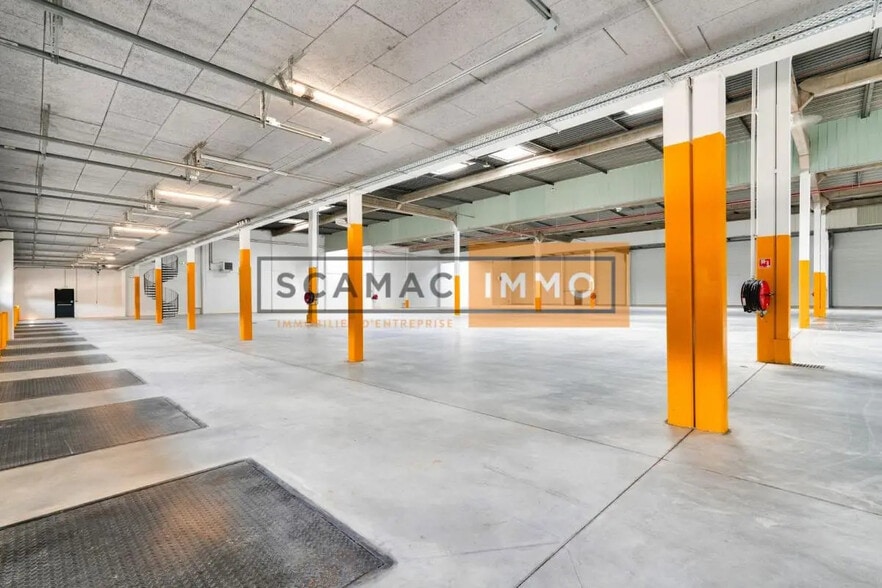 Industrial in Trappes for lease - Building Photo - Image 2 of 8