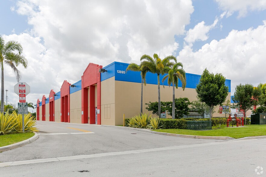 13991 SW 143rd Ct, Miami, FL à louer - Photo du bâtiment - Image 1 de 3