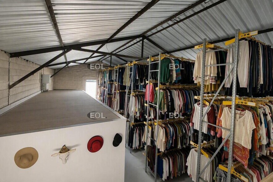 Flex in Marseille for lease - Interior Photo - Image 2 of 6
