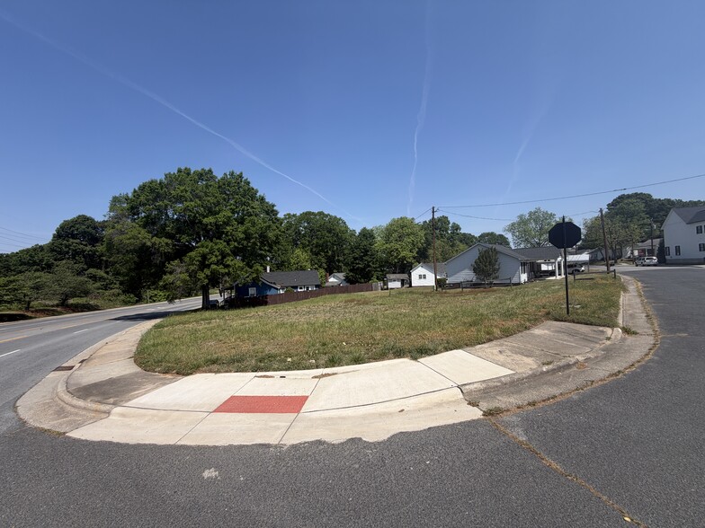 677 Dale Earnhardt Blvd, Kannapolis, NC for lease - Building Photo - Image 2 of 4