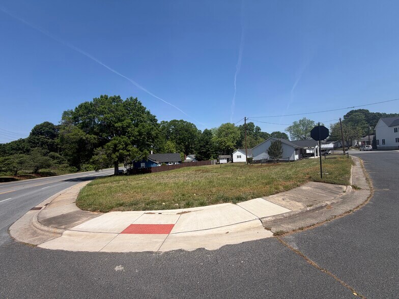 677 Dale Earnhardt Blvd, Kannapolis, NC à louer - Photo du bâtiment - Image 2 de 4