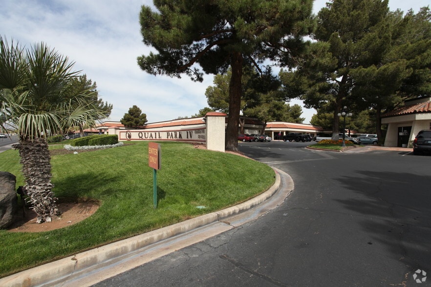 2810 W Charleston Blvd, Las Vegas, NV à louer - Photo du bâtiment - Image 2 de 9