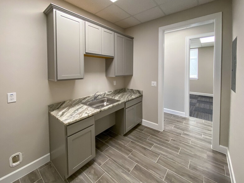 6110 Sienna Ranch Rd, Missouri City, TX for lease - Interior Photo - Image 3 of 35