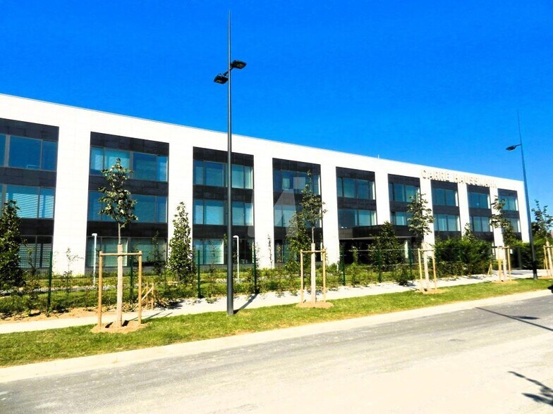 Office in Lieusaint for lease - Building Photo - Image 3 of 10