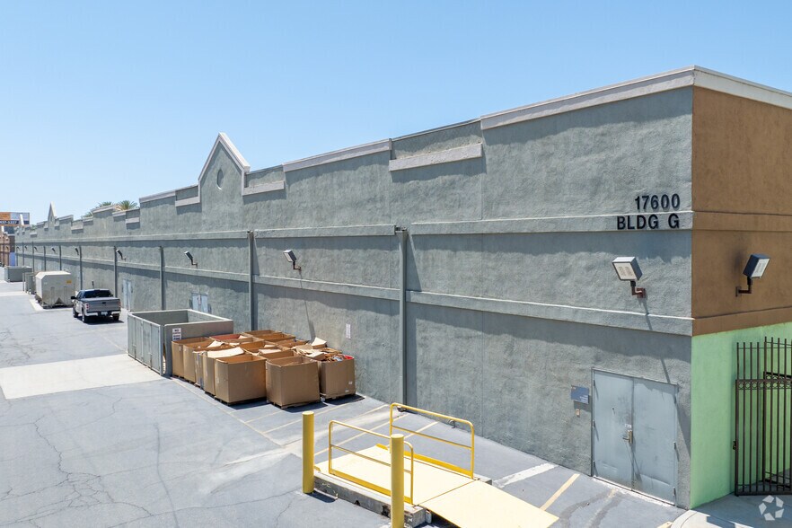 17600 Collier Ave, Lake Elsinore, CA à vendre - Photo du bâtiment - Image 2 de 4