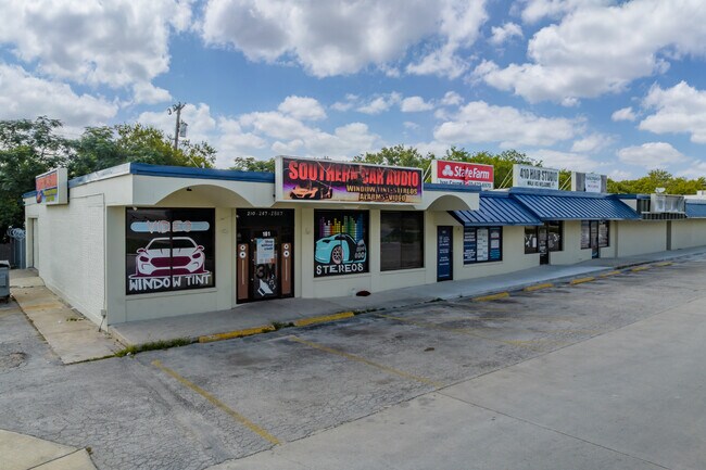 Plus de détails pour 8117-8165 Latigo Plz, San Antonio, TX - Commerce de détail à louer