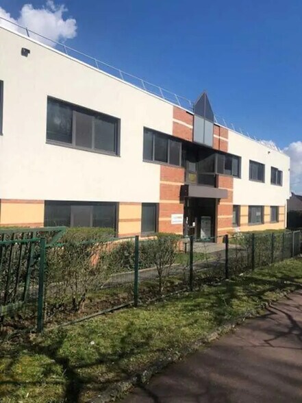 Flex dans Champs-sur-Marne à louer - Photo du bâtiment - Image 2 de 4