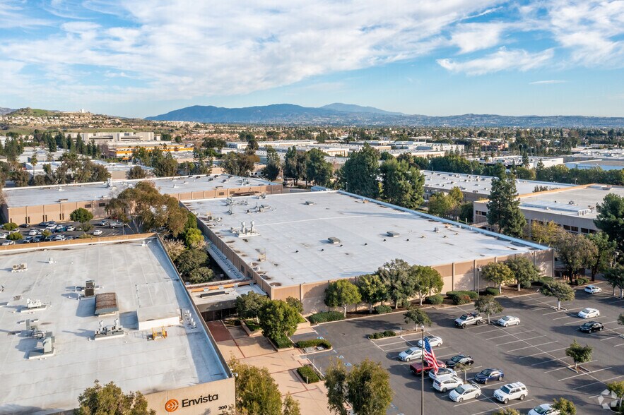 250 S Kraemer Blvd, Brea, CA à vendre - Photo du bâtiment - Image 2 de 6