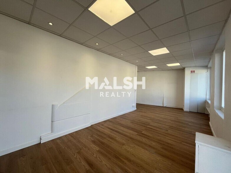 Office in Lyon for lease - Building Photo - Image 2 of 10