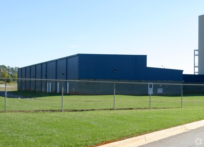 Three building industrial park portefeuille de 3 propriétés à vendre sur LoopNet.ca - Photo du bâtiment - Image 2 de 3