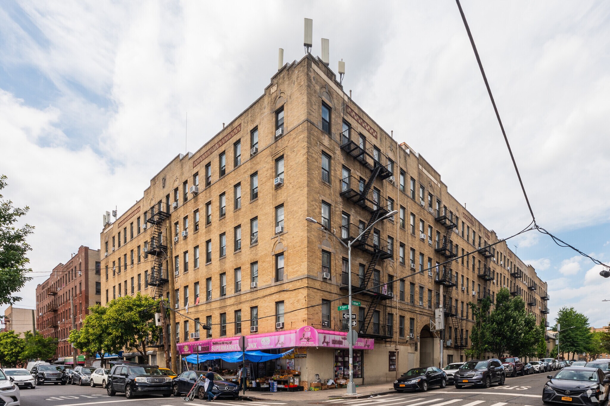 2501 Tratman Ave, Bronx, NY à louer Photo principale- Image 1 de 9