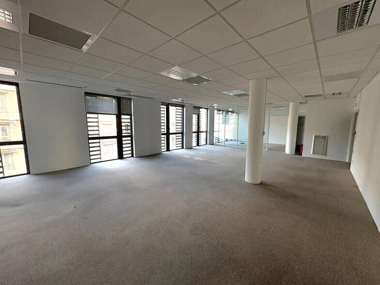 Office in Marseille for lease - Interior Photo - Image 3 of 9