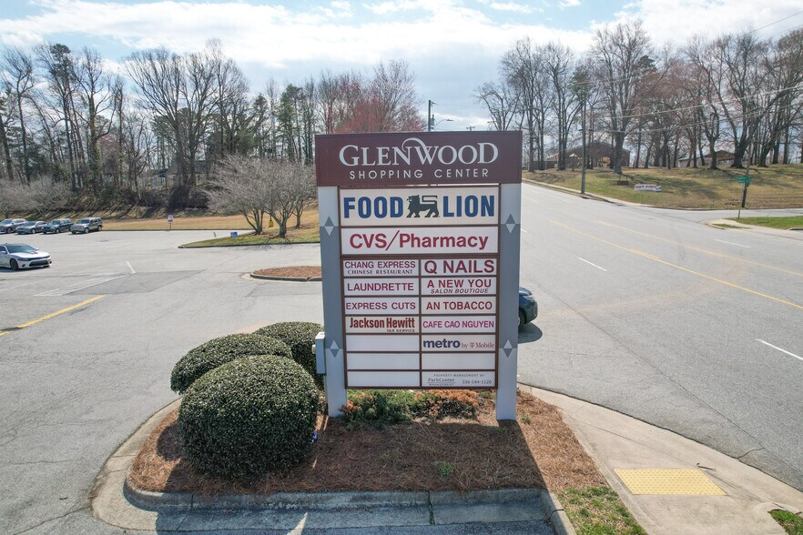 1911-1937 Coliseum Blvd, Greensboro, NC à louer - Photo du bâtiment - Image 3 de 12