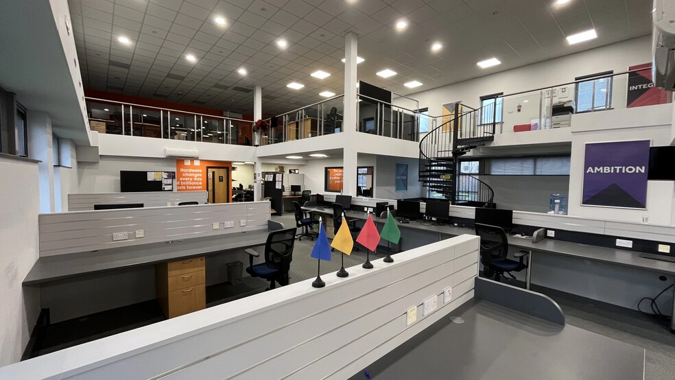 11 Ferguson Dr, Lisburn for sale - Interior Photo - Image 2 of 9