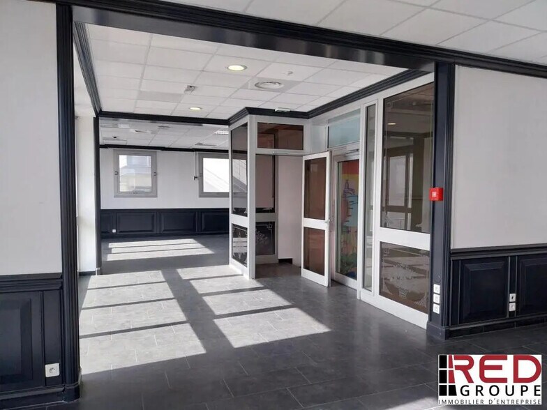 Commerce de détail dans Aix-en-Provence à louer - Photo du bâtiment - Image 2 de 8