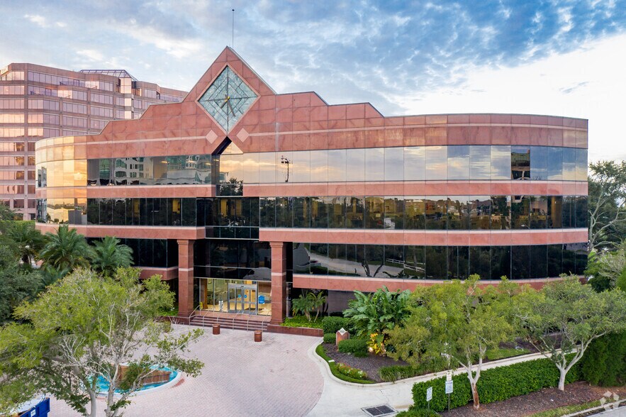 3001 N Rocky Point Dr E, Tampa, FL à louer - Photo du bâtiment - Image 1 de 3