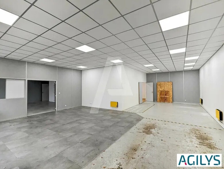 Flex in Les Ulis for lease - Interior Photo - Image 2 of 12