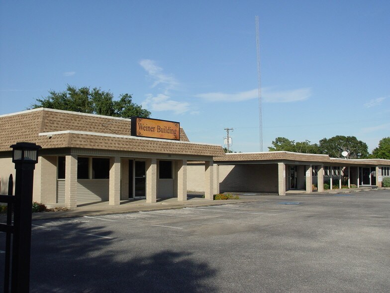 135 E Hospital Dr, Angleton, TX à louer - Photo du bâtiment - Image 2 de 8