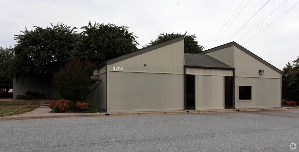 2704 N Church St, Greensboro, NC for lease - Primary Photo - Image 1 of 2