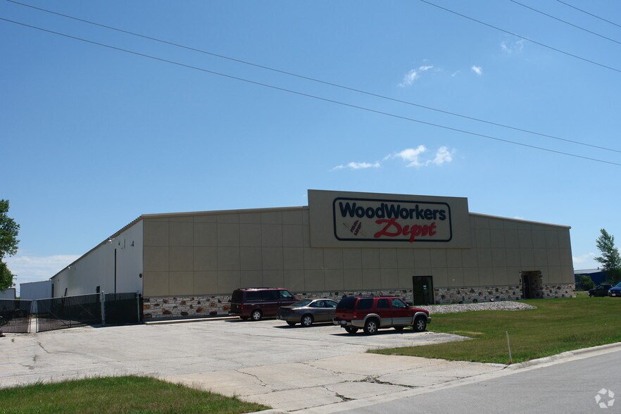 2965 Ramada Way, Green Bay, WI à louer - Photo principale - Image 2 de 5