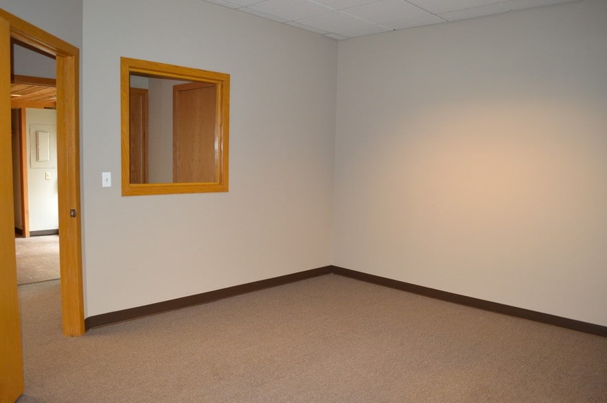 919 N Plum Grove Rd, Schaumburg, IL for sale - Interior Photo - Image 2 of 13