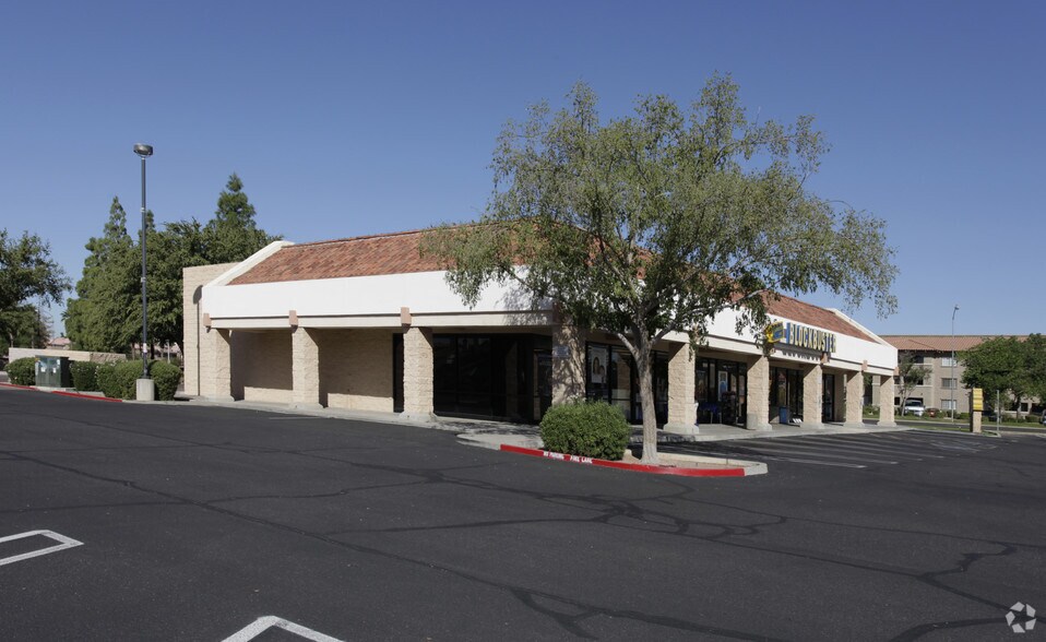 251 E Brown Rd, Mesa, AZ à louer - Photo du bâtiment - Image 2 de 4