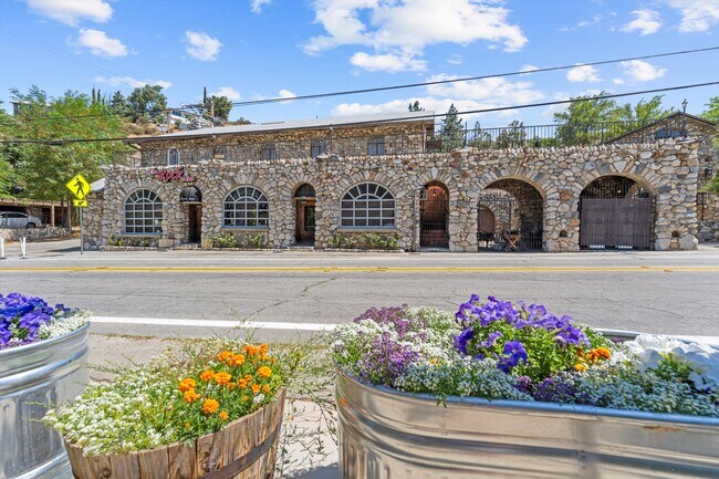 Plus de détails pour 17539 Elizabeth Lake Rd, Lake Hughes, CA - Services hôteliers à vendre