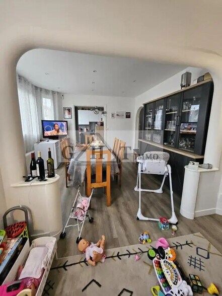 Industrial in Maisons-Alfort for sale - Interior Photo - Image 2 of 15