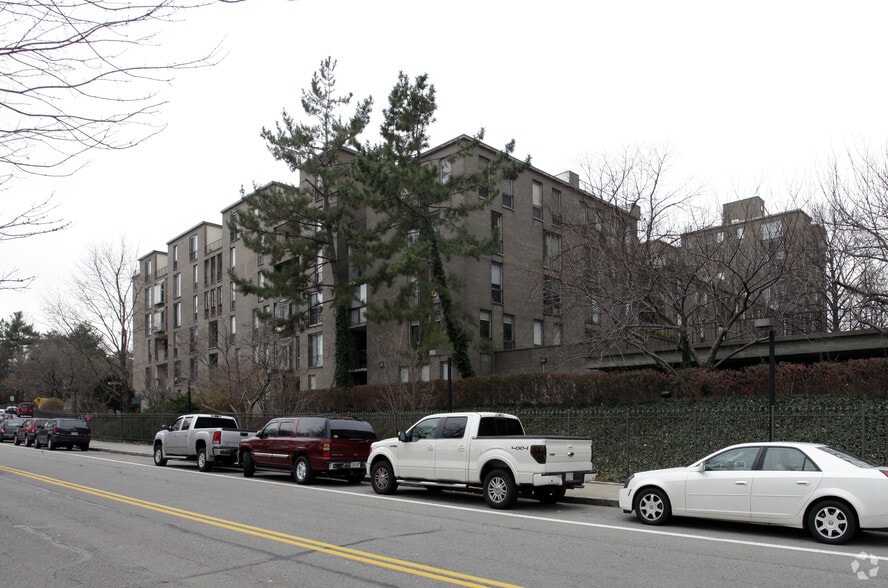 77 Pond Ave, Brookline, MA for lease - Building Photo - Image 3 of 28