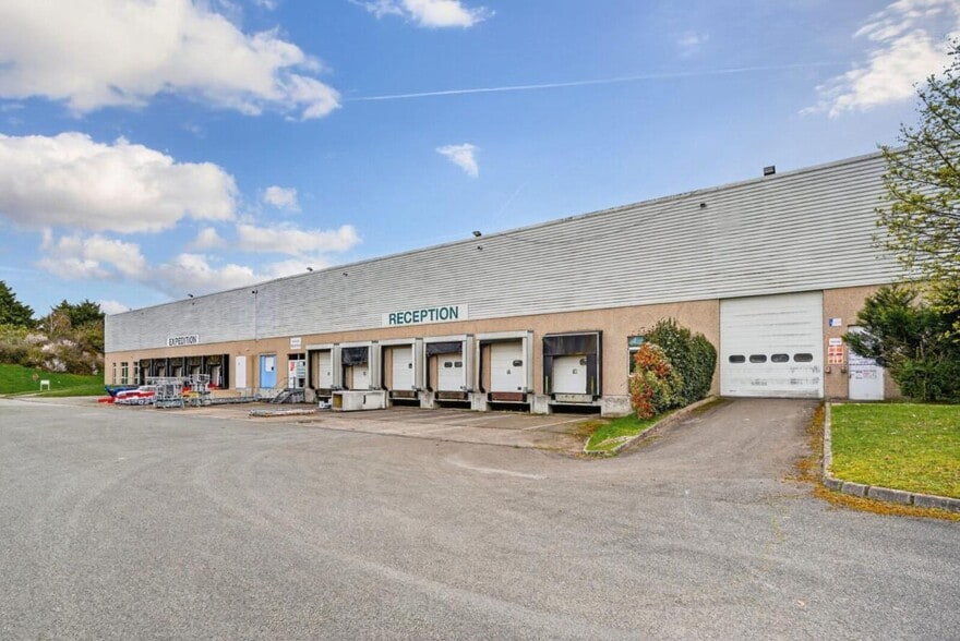 Flex in Coignières for lease - Building Photo - Image 1 of 4