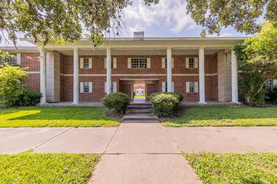 705 Lavaca St, Yoakum, TX à vendre - Photo du bâtiment - Image 1 de 1