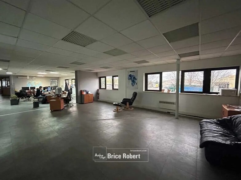 Flex in Genas for lease - Interior Photo - Image 2 of 32