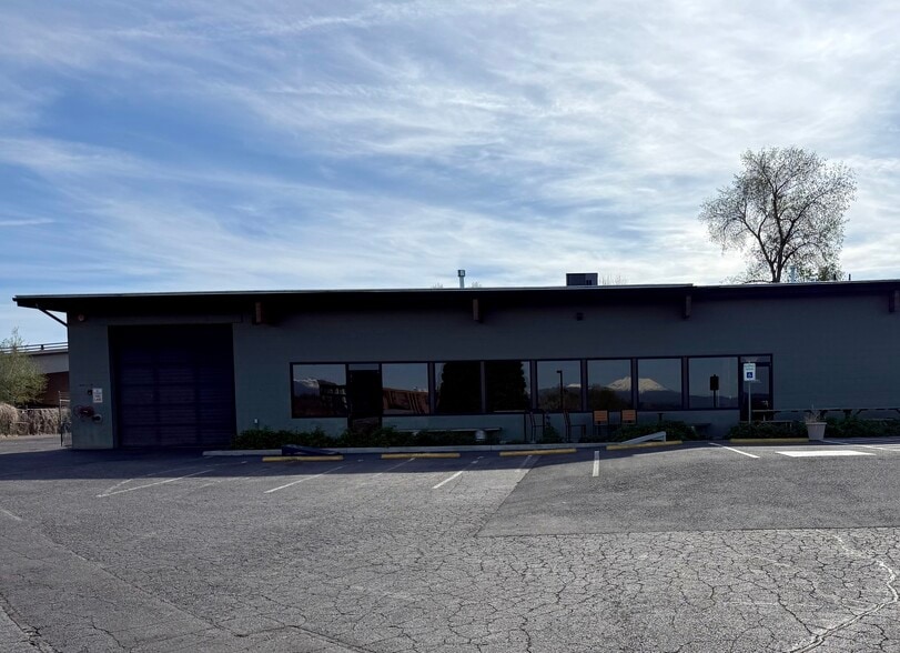 100 SW Division St, Bend, OR à louer - Photo du bâtiment - Image 3 de 10