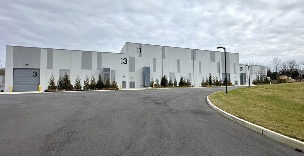 382 Channel Dr, Port Washington, NY for lease - Building Photo - Image 1 of 23