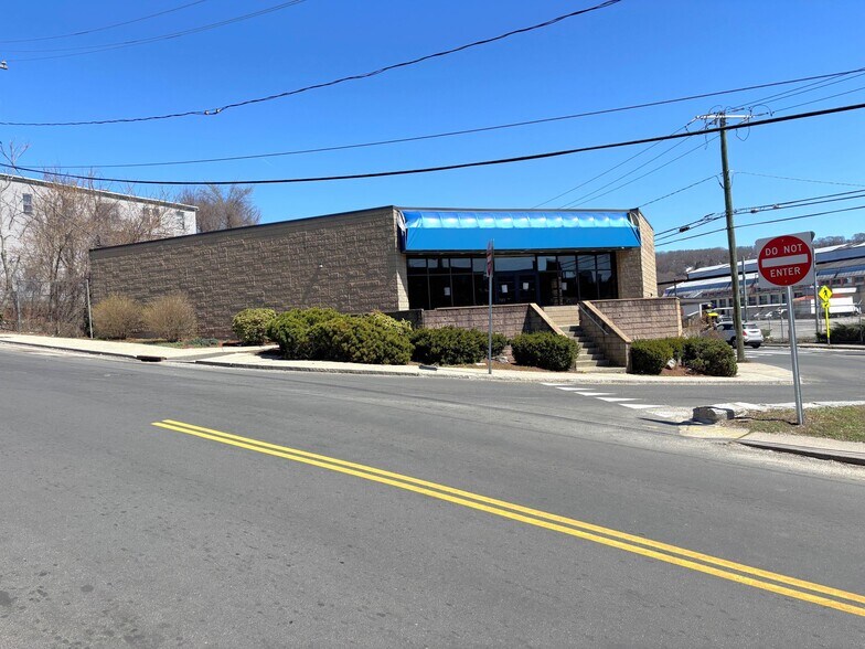 675 N Main St, Waterbury, CT à vendre - Photo du bâtiment - Image 2 de 10