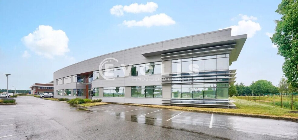 524 Avenue Marguerite Perey, Lieusaint à louer - Photo du bâtiment - Image 2 de 14