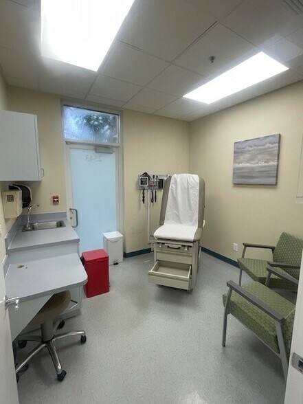 2501-2543 Burns Rd, Palm Beach Gardens, FL à louer - Photo du bâtiment - Image 3 de 15