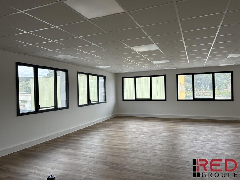 489 Route De Berre, Éguilles for lease - Interior Photo - Image 2 of 8