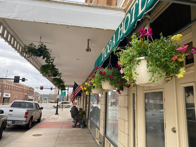 12 E Main St, Chanute, KS for sale - Building Photo - Image 2 of 29