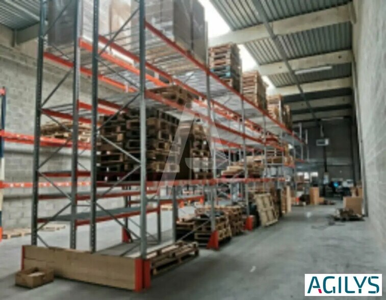 Flex in Coignières for lease - Interior Photo - Image 1 of 3