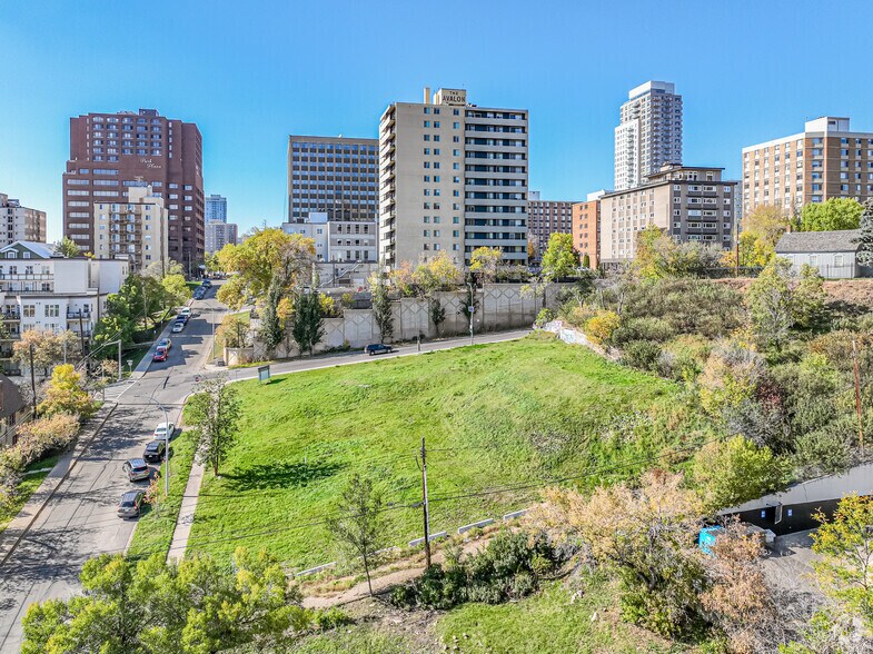 9724 105 St NW, Edmonton, AB à vendre - Photo principale - Image 1 de 28