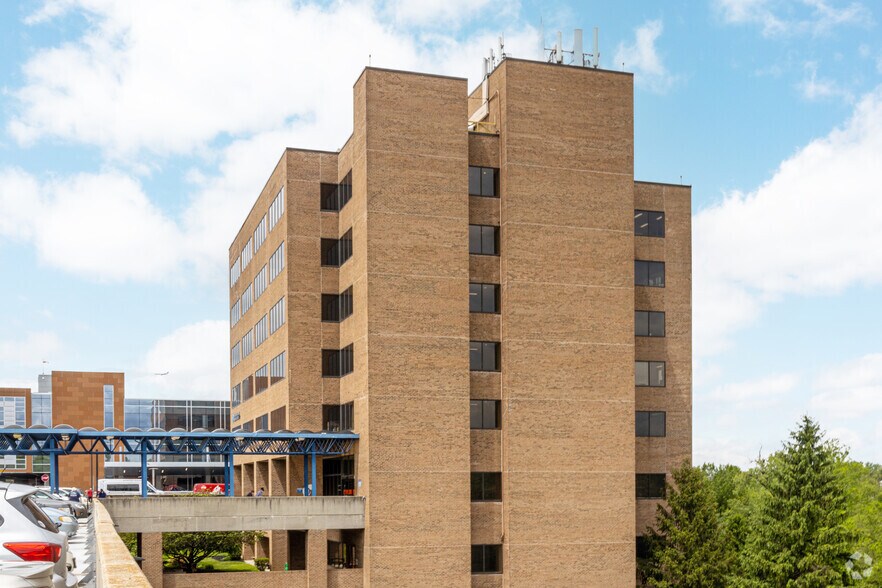 3 Audubon Plaza Dr, Louisville, KY à louer - Photo du bâtiment - Image 3 de 4