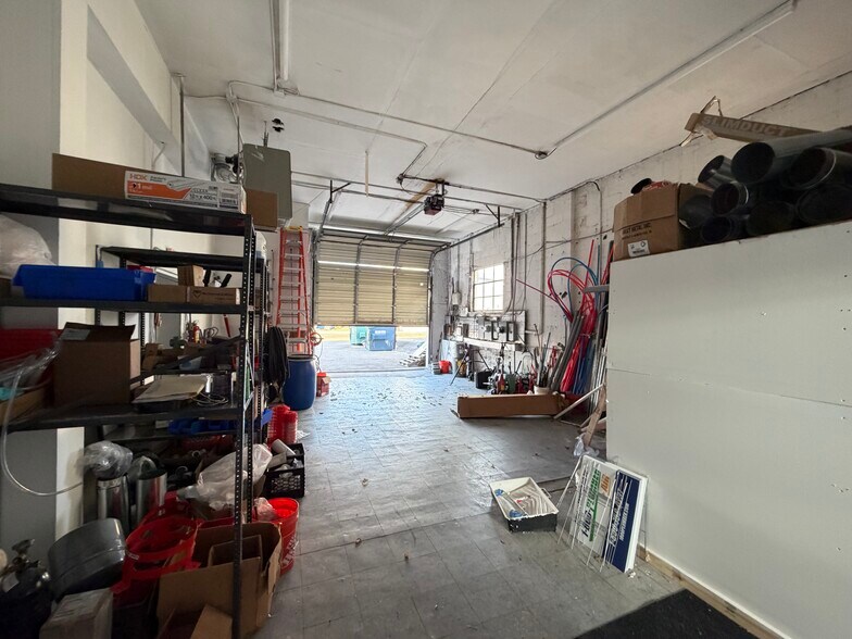 32-36 Gazza Blvd, Farmingdale, NY à louer - Photo du bâtiment - Image 3 de 10