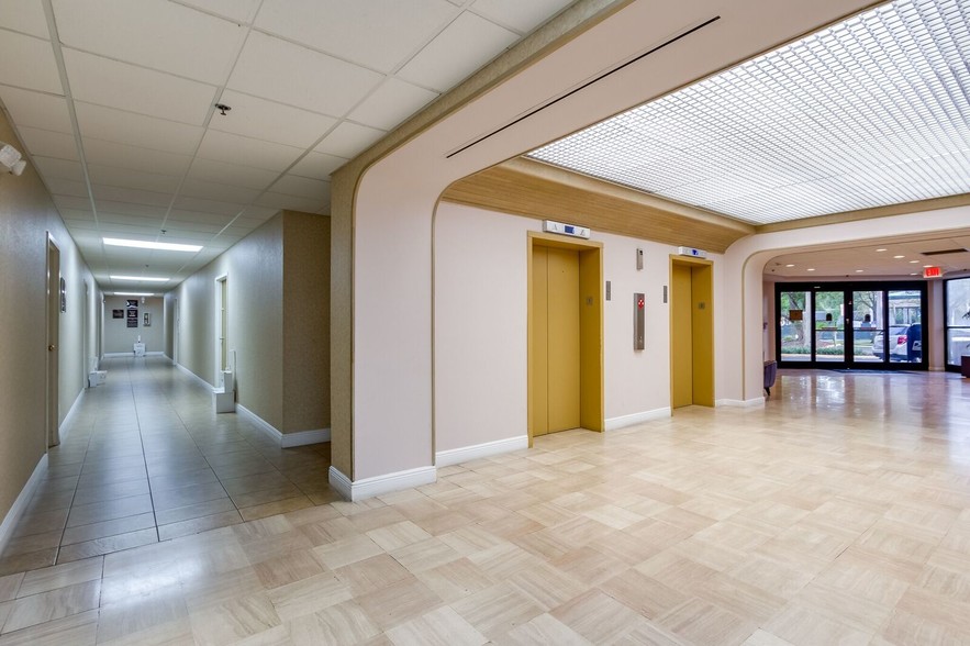 201 NW 82nd Ave, Plantation, FL for lease - Lobby - Image 2 of 14