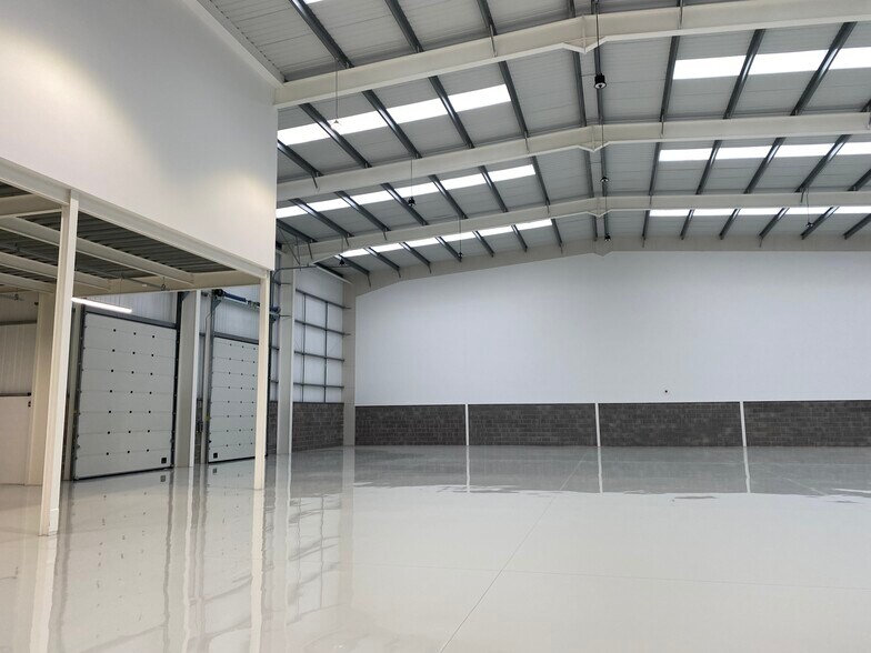 Davis Rd, Chessington for lease - Building Photo - Image 2 of 4