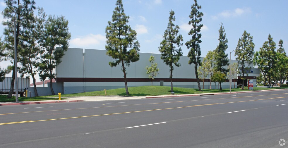 425-455 S Lemon Ave, City Of Industry, CA à louer - Photo du bâtiment - Image 2 de 2