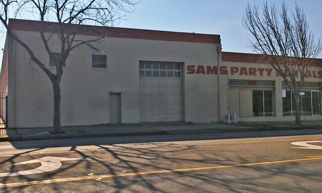 Plus de détails pour 16 N Yosemite Ave, Fresno, CA - Commerce de détail à louer