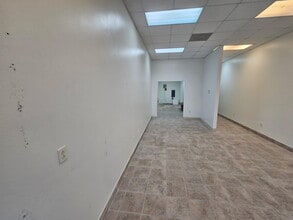 3301 W Davis St, Conroe, TX à louer Photo intérieure- Image 2 de 10